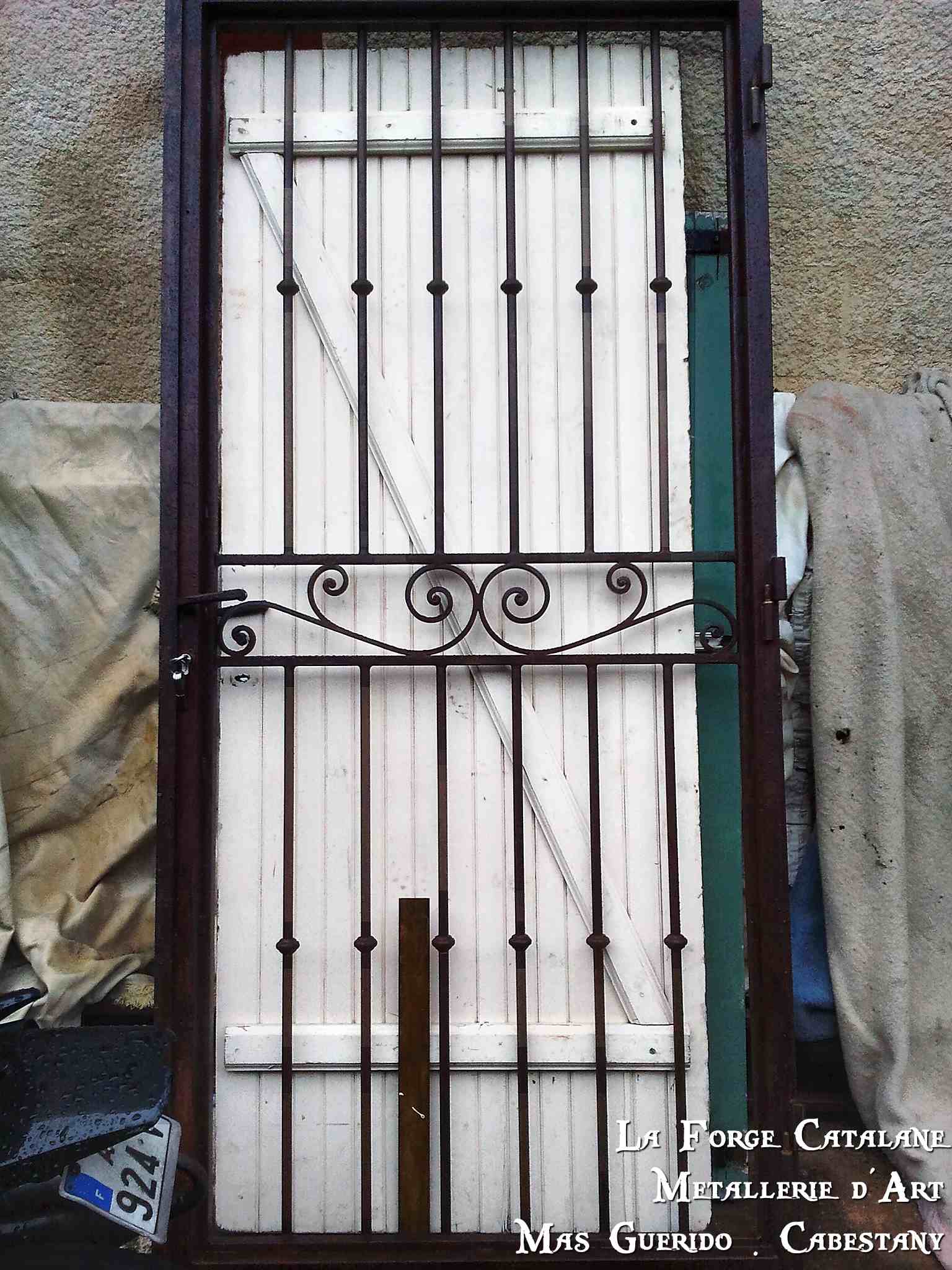 grille articulee barreaudages vertical bagues et frise volutes forge catalane.jpg